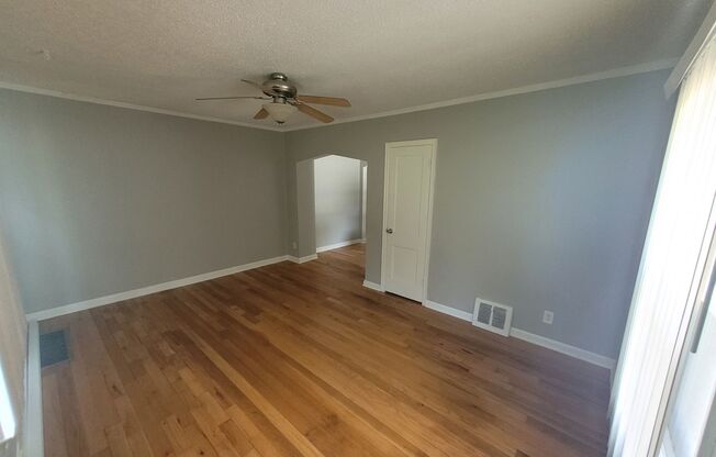 2 beds, 1 bath, $1,125, Unit 3810 Urbandale Avenue