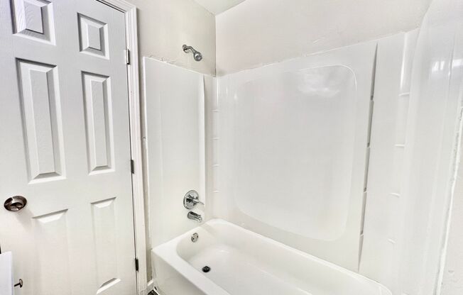 2 beds, 1 bath, 700 sqft, $725, Unit APT 4