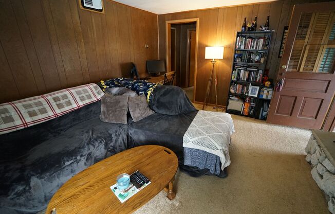 1 bed, 1 bath, $1,195, Unit B