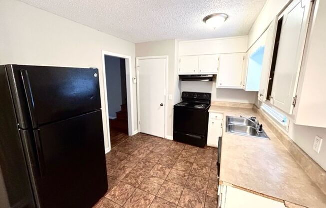 3 beds, 2 baths, $1,295