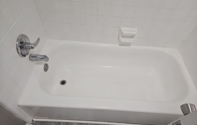 2 beds, 1.5 baths, 1,150 sqft, $995, Unit J01