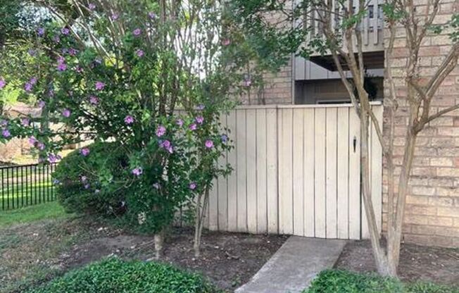 Arbor Village Condominium / Beautiful Update Unit / Refrigerator, Washer & Dryer included