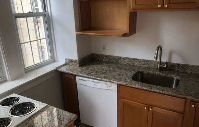 1 bed, 1 bath, 962 sqft, $1,560, Unit New King Edward  503