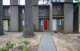 Tidy Townhouse in Tigard! Garage, Fireplace, W/D, D/W + Patio!