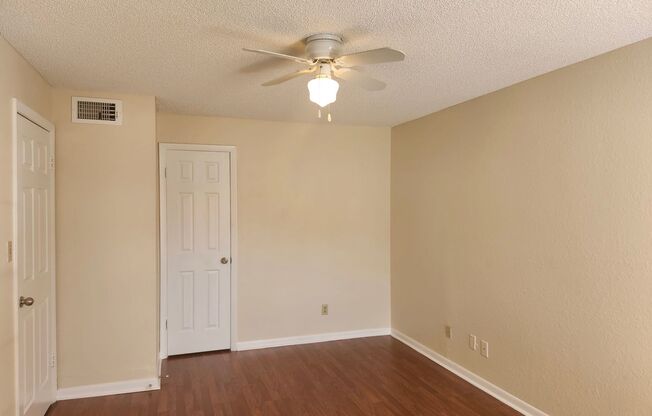 1 bed, 1 bath, $1,300, Unit Regency Gardens