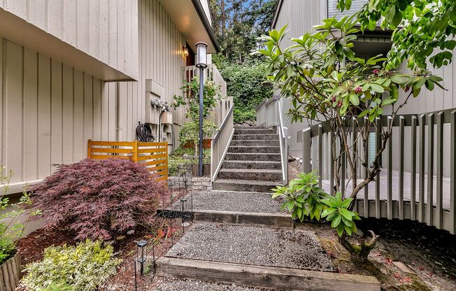 Renovated 3BR Townhouse in Desirable Lakeview Neighborhood!!