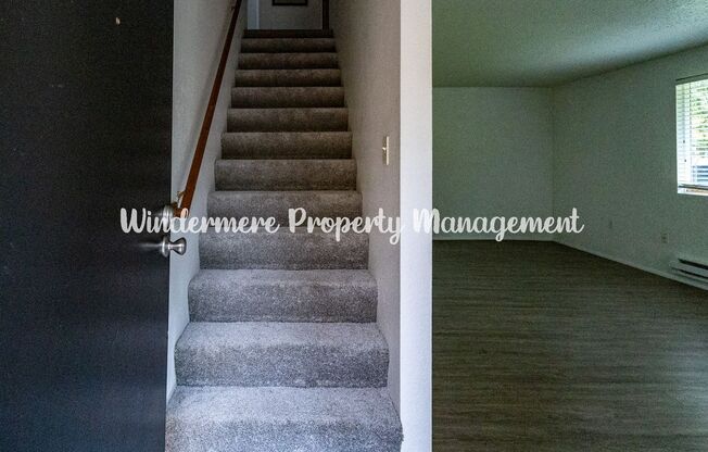 *AVAILABLE NOW!* Conveniently located 2 bed with fenced backyard