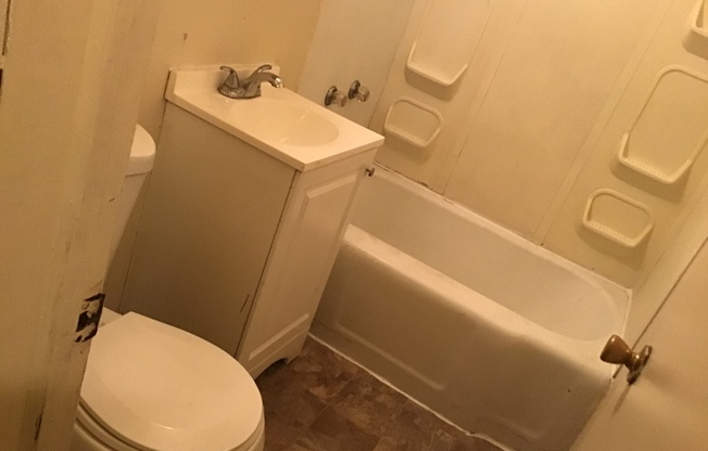 3 beds, 1 bath, $1,095