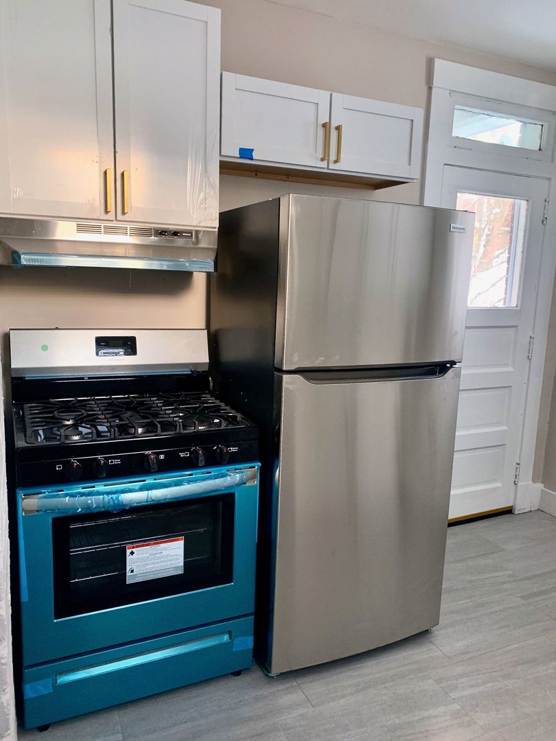 *** Charming Dormont Duplex Three Bedroom * Walk to Shops and the T * Pet Friendly * Private Porch and Backyard ***