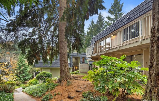 2 Bedroom Top-Floor Unit in Juanita