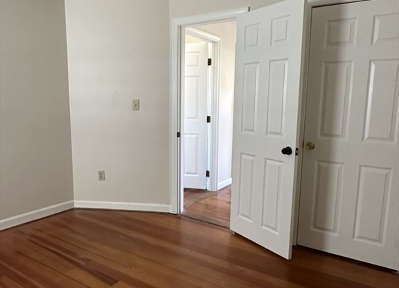 3 beds, 1 bath, 912 sqft, $1,800, Unit 5