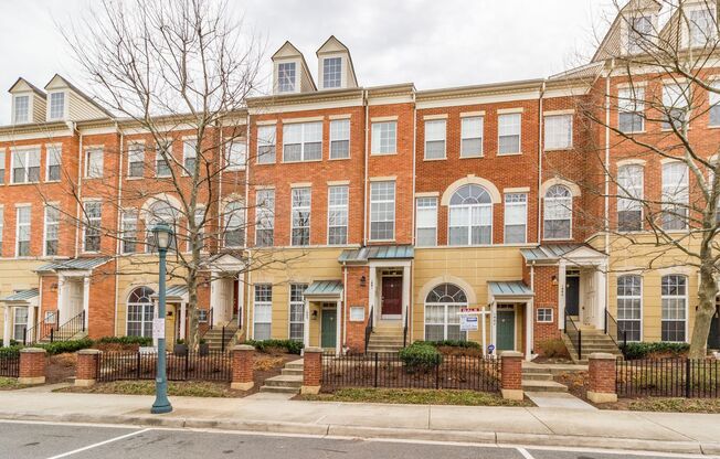 Stunning 3 Bed 2.5 Bath Brick Townhome In Sought After Lincoln Park