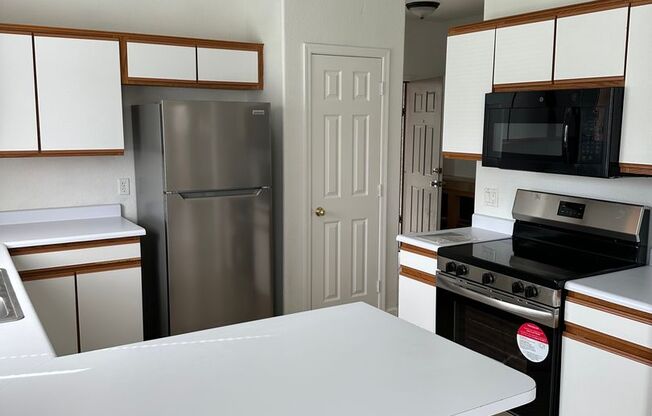 3 beds, 2.5 baths, $1,945, Unit UNIT 1096