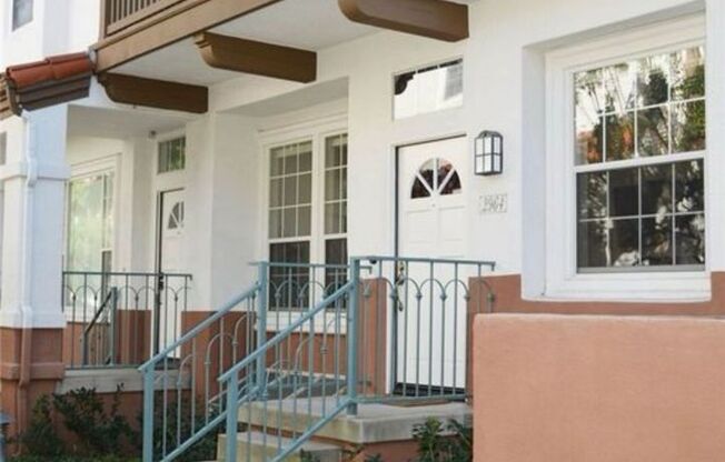 Tustin Del Verde: Large 3 Bedroom 2.5 Bath Attached Townhouse ,