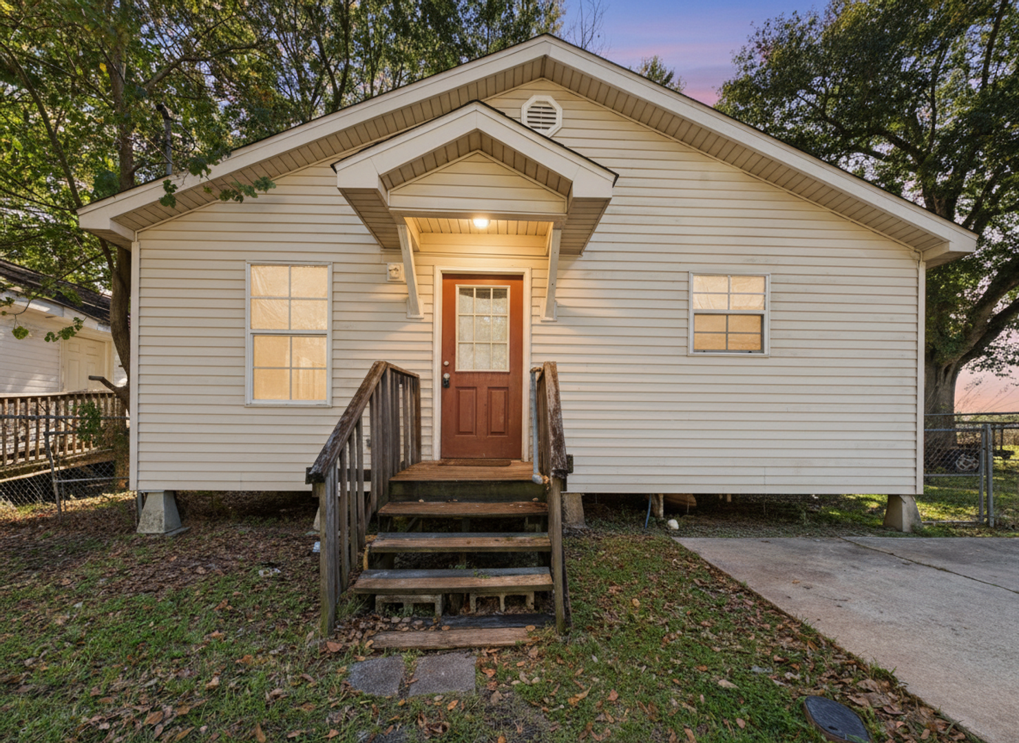 AVAILABLE NOW! 3 bed, 2 bath home in Lafayette!