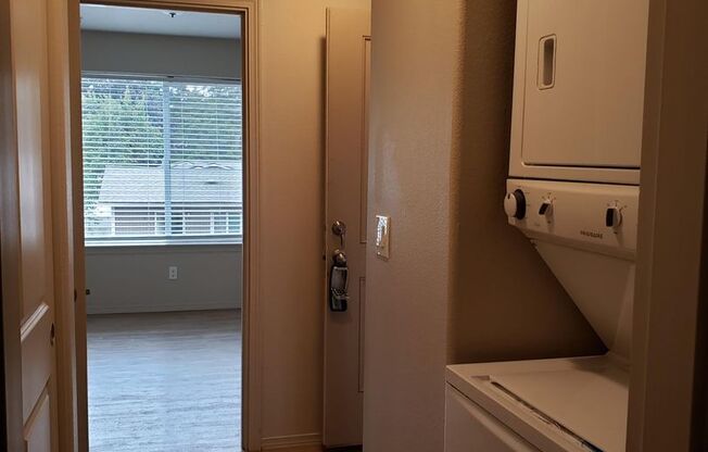 2 beds, 1 bath, 815 sqft, $1,550, Unit 213