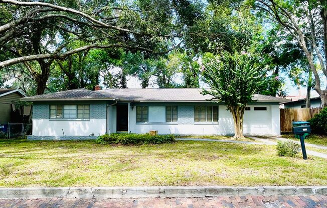 Beautiful 2/1.5 Home in Winter Park plus a bonus room