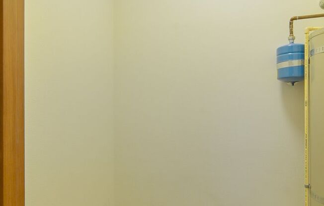 2 beds, 1 bath, $1,700, Unit 203