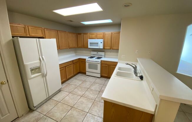 Great 3 bed 2.5 bath townhouse located near Summerlin