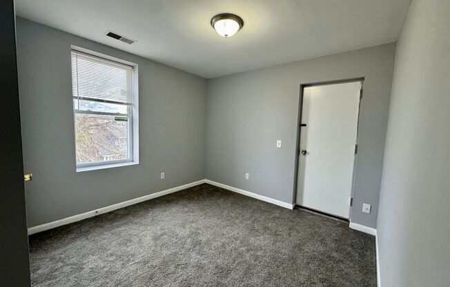 3 beds, 1 bath, $1,325, Unit 3C