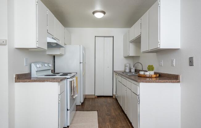 Sedona| Kitchen with White Cabinets