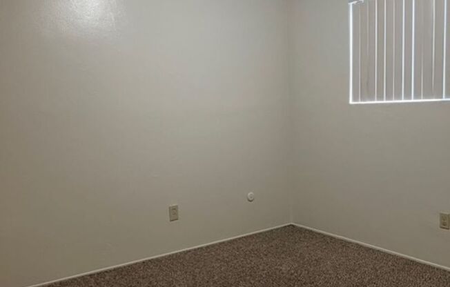 2 beds, 1 bath, $1,095, Unit 15