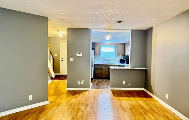 Awesome Condo!! 2 Bed/1.5 Bath! 1100 sq.ft. Close to Post!! Move in Ready!!