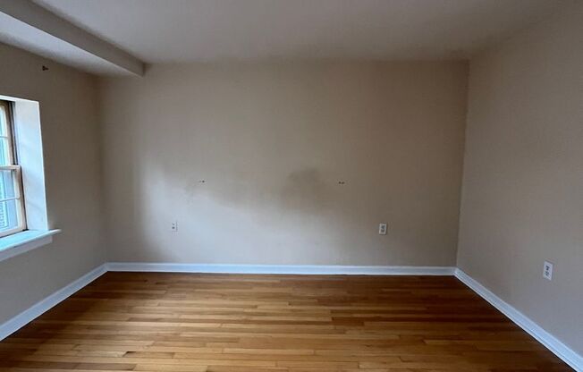 2 beds, 1 bath, $1,595, Unit HOUSE