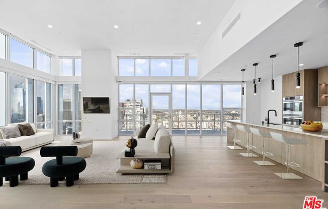 4 beds, 4.5 baths, 3,652 sqft, $25,000, Unit PH 1