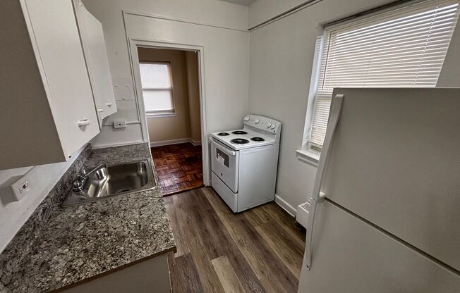 1 bed, 1 bath, $995, Unit C33