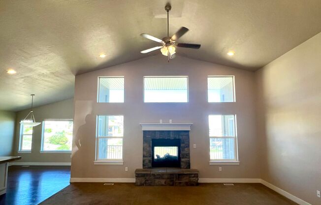 4 beds, 3.5 baths, $3,295