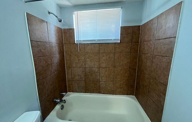3 beds, 1 bath, 900 sqft, $999, Unit 413