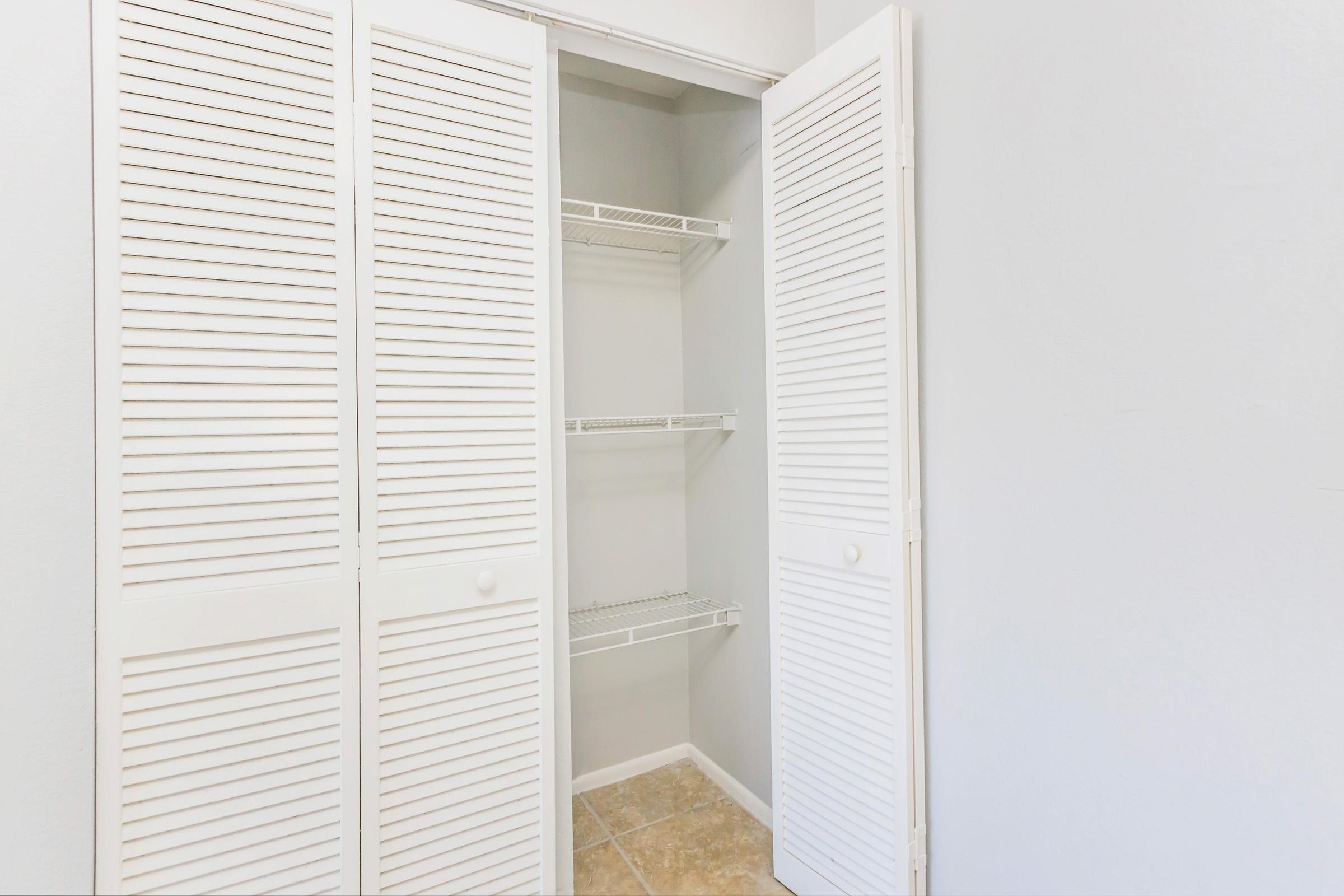 Crown Pointe Apartments - Apartment Living in Tampa, FL