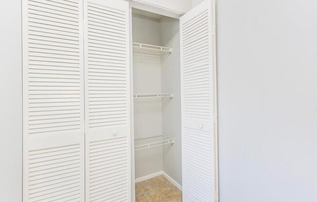 Crown Pointe Apartments - Apartment Living in Tampa, FL