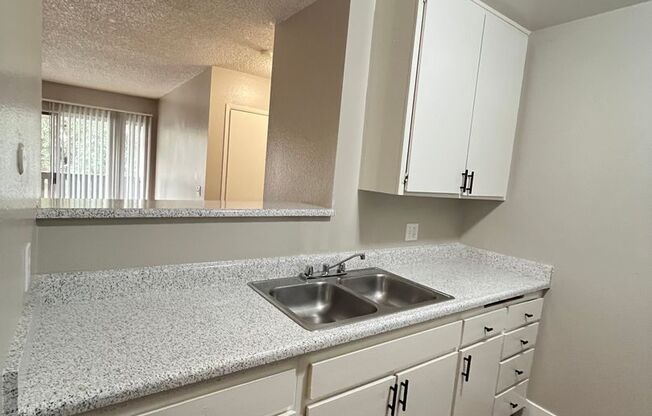 2 beds, 1 bath, 896 sqft, $1,895, Unit 070