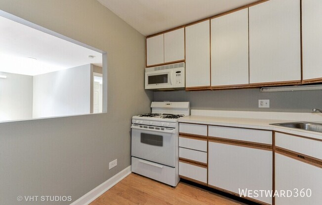 3900 N Pine Grove Ave