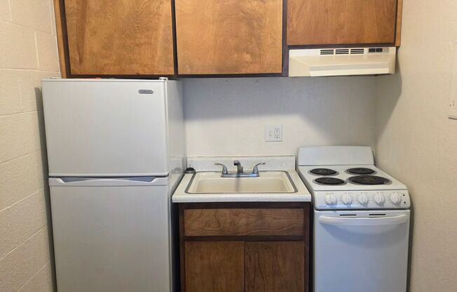 Studio, 1 bath, 375 sqft, $940, Unit 41