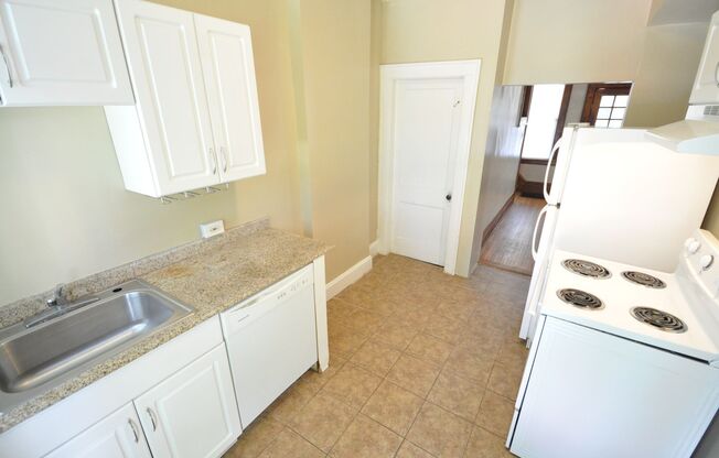 3 beds, 1 bath, $1,365, Unit 404