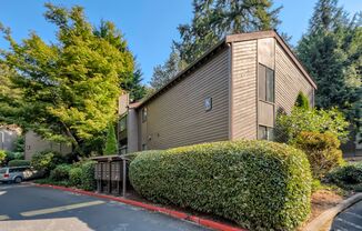 Perfect Kirkland Condo w/ 2bd & 1bth. Private and Secluded