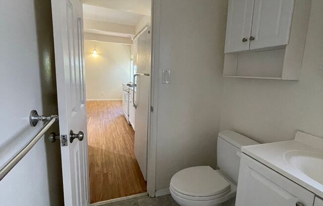 2 beds, 1 bath, $4,000, Unit B