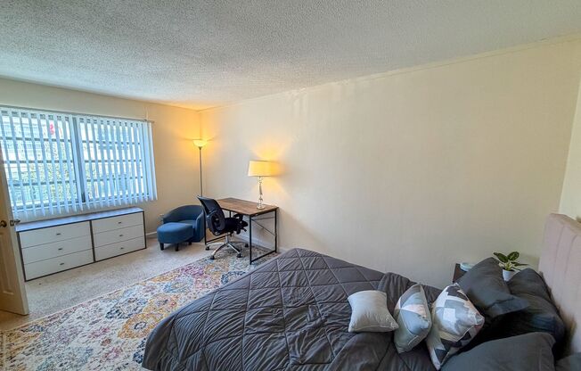 2 beds, 1 bath, $1,200, Unit Unit J-22