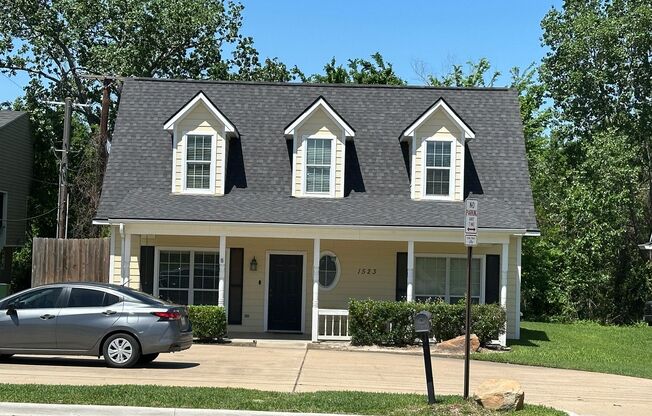 College Station - 4 bedroom / 2 bath / 2 story home near TAMU campus