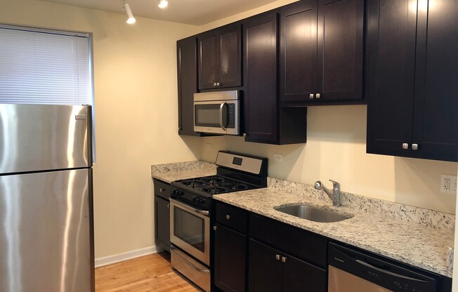 2 beds, 1 bath, $1,800, Unit 4750 #2E