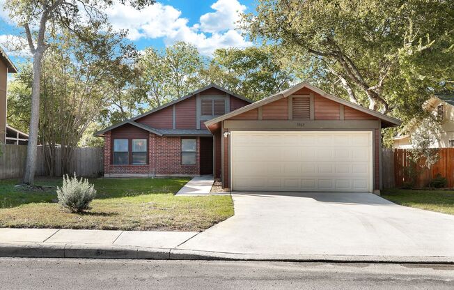 Open floor plan 3 bedroom home in Northwest San Antonio