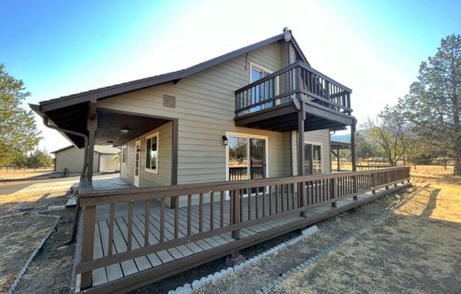 Your Dream Retreat on 5 Acres: Mountain Views and Serenity in Powell Butte!