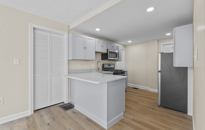 276 W 3 ST
