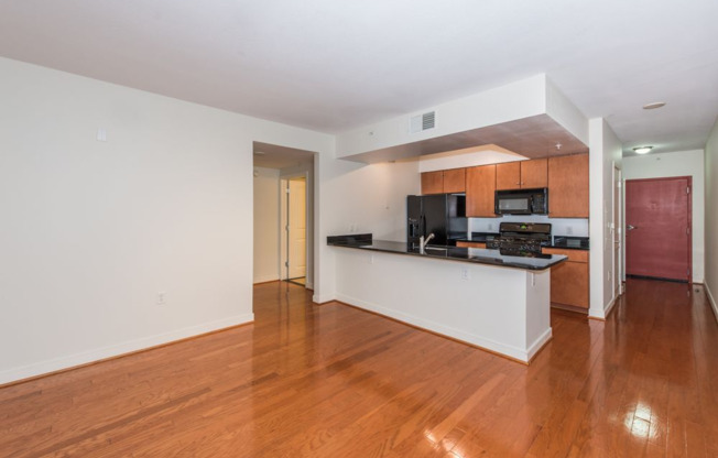 LARGE 1 Bedroom/1 Bathroom with Balcony in Bustling Mount Vernon Triangle!!