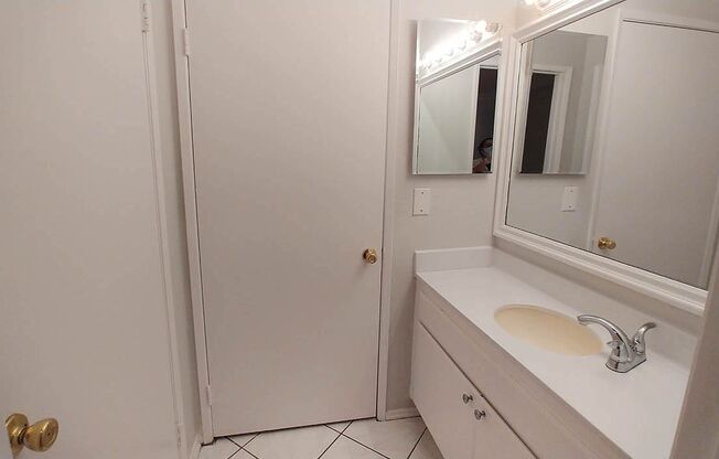 2 beds, 2 baths, 940 sqft, $2,950, Unit 515