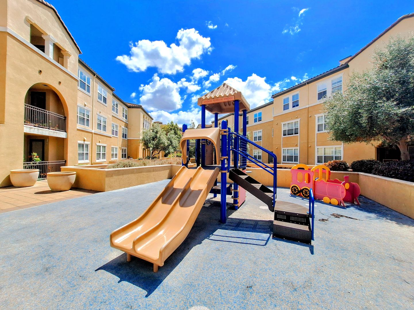 Beautiful 2bd Condo In Gated Community With Pool, Gym, and In-unit Laundry!