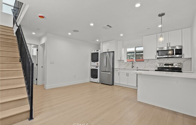 322 LESLIE WAY